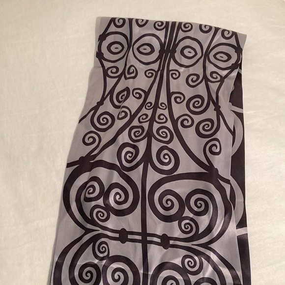 The Metropolitan Museum of Art scrolls silk scarf - Picture 13 of 16